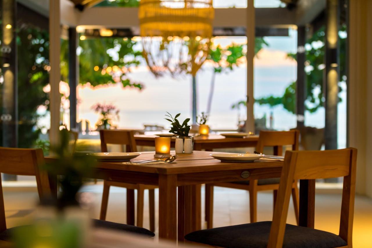 Outrigger Khao Lak Beach Resort - Sha Extra Plus Dış mekan fotoğraf The restaurant at the resort