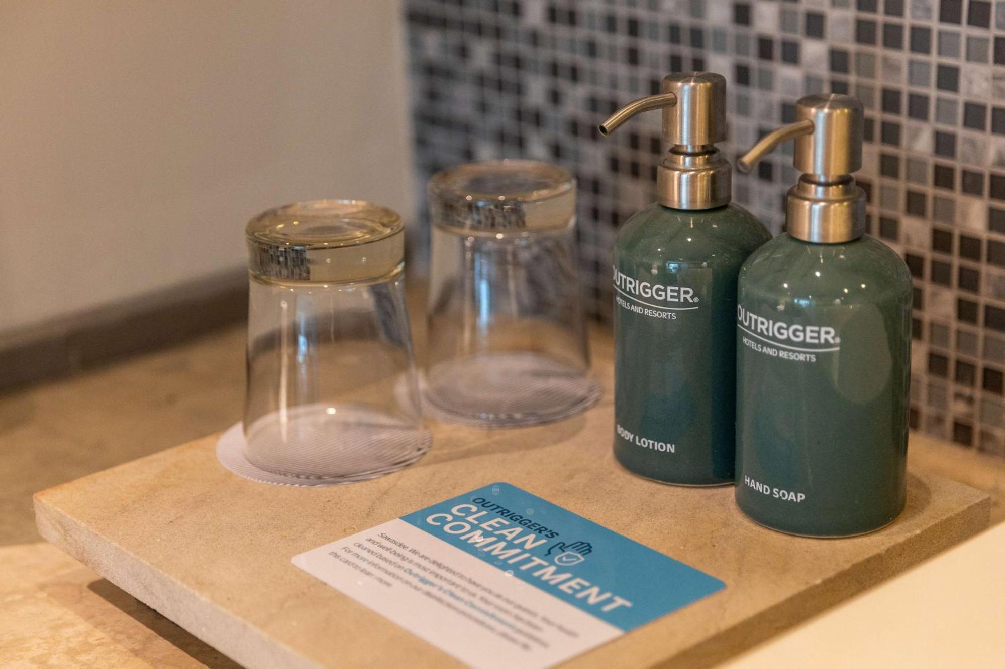 Outrigger Khao Lak Beach Resort - Sha Extra Plus Dış mekan fotoğraf Soap and lotion dispensers
